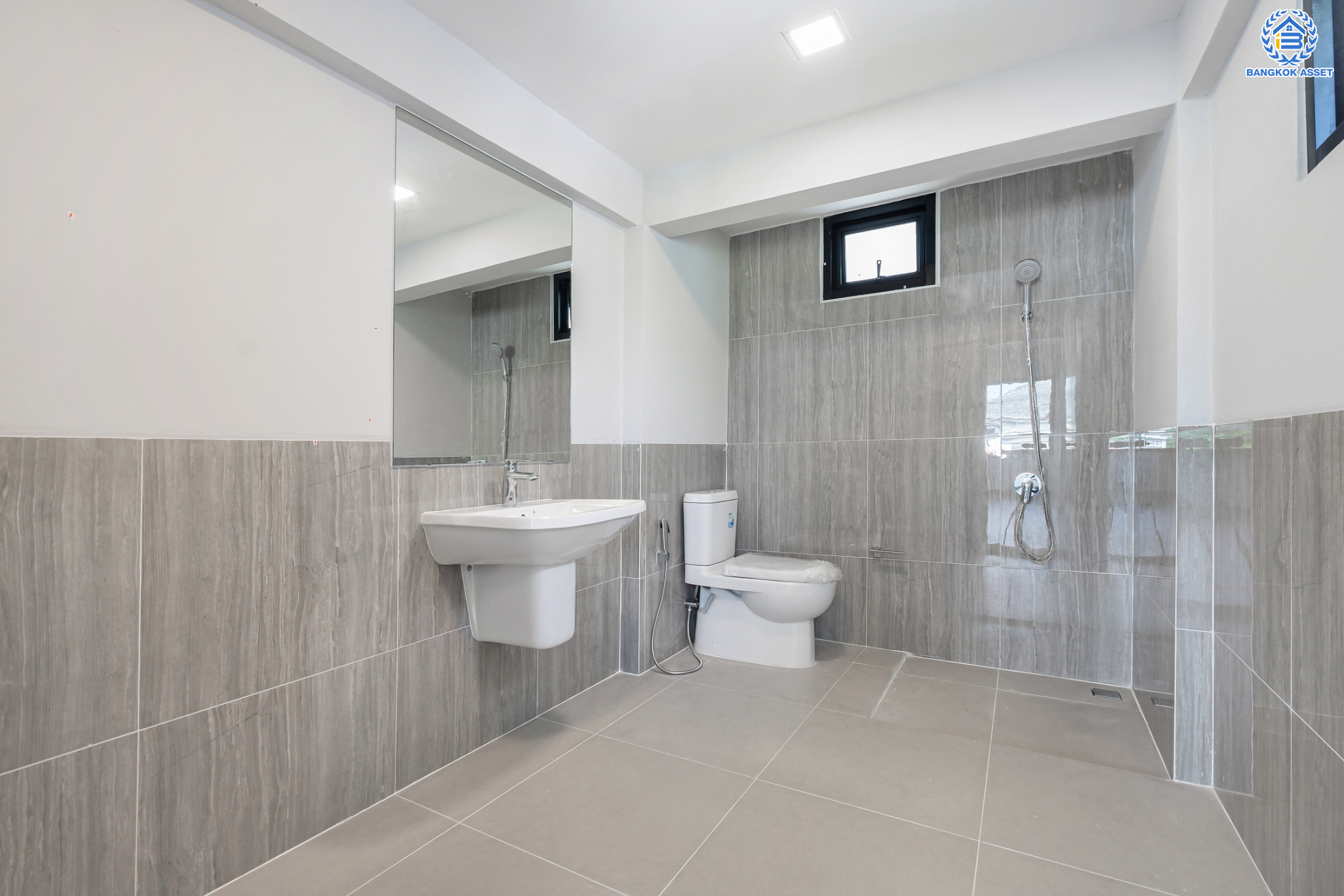 บ้านมือสองตกแต่งใหม่ ซอยวัดเวฬุวนาราม36 สรงประภา-ดอนเมือง บ้านเดี่ยวหลังใหญ่ เนื้อที่ 101 ตร.ว. ฟังก์ชัน 5 ห้องนอน 5 ห้องน้ำ 1 ห้องอเนกประสงค์ 1 ห้องรับประทานอาหาร 1 ห้องแม่บ้าน จอดรถได้ถึง 4 คัน บนทำเลดีที่สุด ใกล้สนามบินดอนเมือง ทางด่วน "ศรีสมาน" และรถไฟฟ้าสายสีแดง "สถานีดอนเมือง"